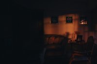 Felle plafondverlichting maakt je woonkamer onrustig