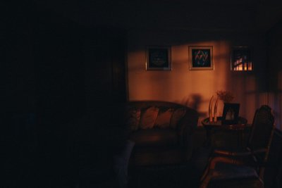 Felle plafondverlichting maakt je woonkamer onrustig